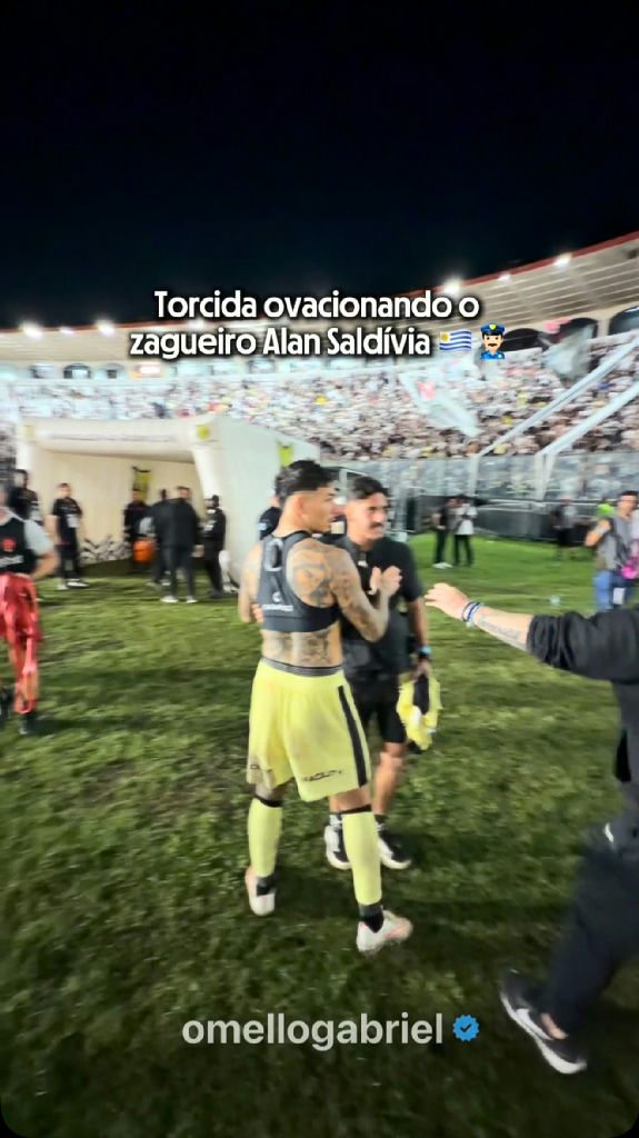 Alan Saldívia recebe apoio caloroso da torcida em São Januário