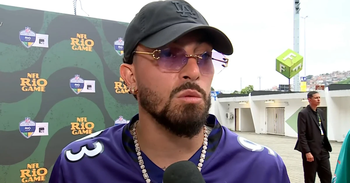 Alex Telles marca presença no Maracanã para estreia da NFL no Rio de Janeiro