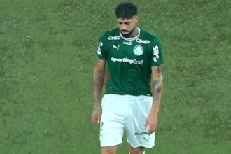 Alexander Barboza é expulso em reencontro tenso contra o Botafogo no Nilton Santos