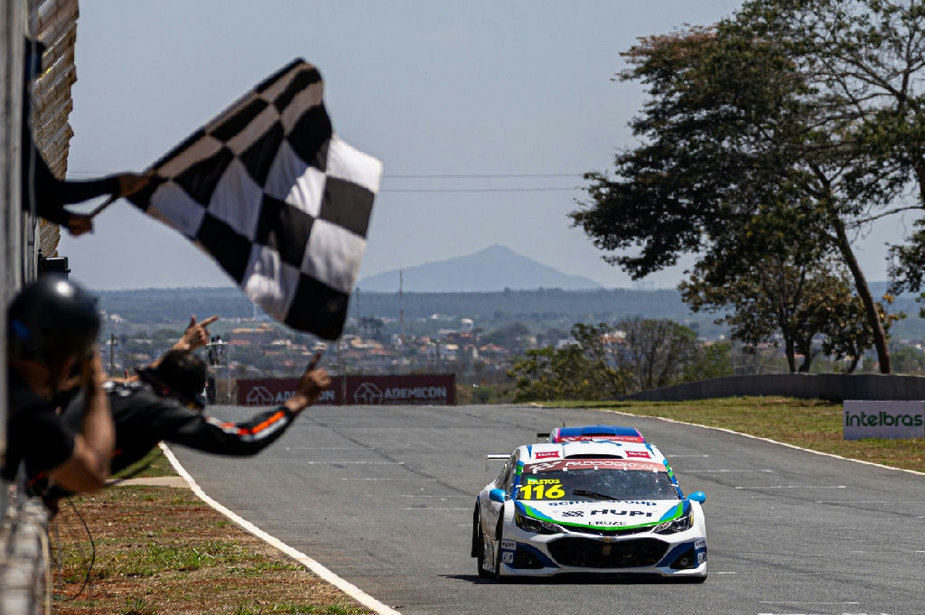 Alexandre Bastos celebra triunfo inédito na Stock Light em Curvelo