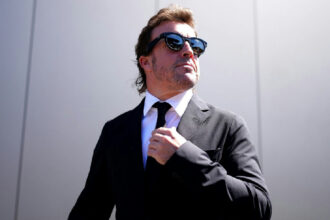 Alonso pondera futuro na F1 e revela interesse de pilotos na Aston Martin para 2027