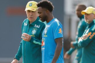Ancelotti analisa desempenho de Vini Jr. e classifica fase de Raphinha como 'espetacular'