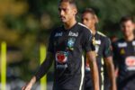 Ancelotti aposta em Raphinha como 'falso 9' em treino da Seleção Brasileira