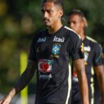 Ancelotti aposta em Raphinha como 'falso 9' em treino da Seleção Brasileira