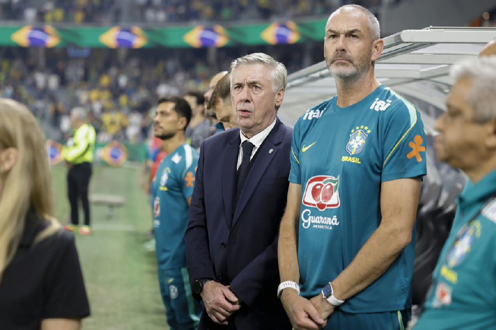 Ancelotti pede paciência aos torcedores durante fase de testes na Seleção Brasileira