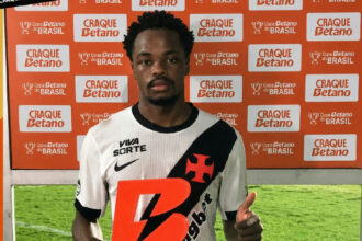 Andrés Gómez conquista prêmio de Craque Betano após vitória do Vasco sobre o Vitória