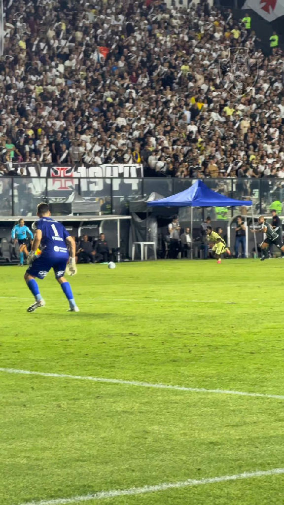 Andrés Gómez marca golaço e celebra marca expressiva em São Januário