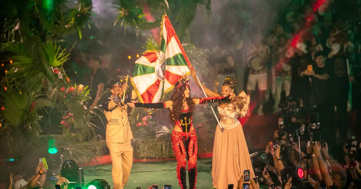 Anitta assume posto de rainha de bateria da Grande Rio em cerimônia emocionante