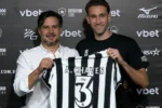 Arthur Chaves é apresentado pelo Botafogo e assume a camisa 3