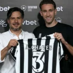 Arthur Chaves é apresentado pelo Botafogo e assume a camisa 3