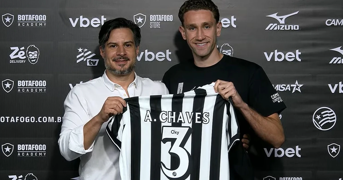 Arthur Chaves é apresentado pelo Botafogo e assume a camisa 3