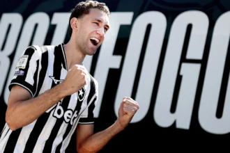 Arthur Chaves reforça a defesa do Botafogo após passagem pelo futebol europeu