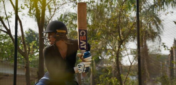 Atleta trans apresenta evidências científicas para competir no críquete australiano