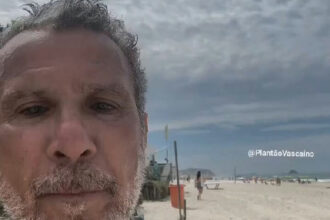 Ator Eri Johnson e técnico Pedro Emanuel compartilham lazer em partida de futevôlei na praia