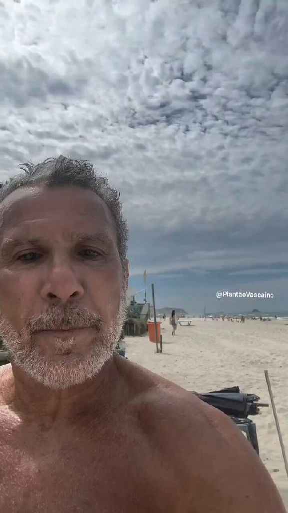 Ator Eri Johnson e técnico Pedro Emanuel compartilham lazer em partida de futevôlei na praia