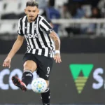 Botafogo busca recondicionamento físico de Tiquinho Soares e aguarda Matheus Martins