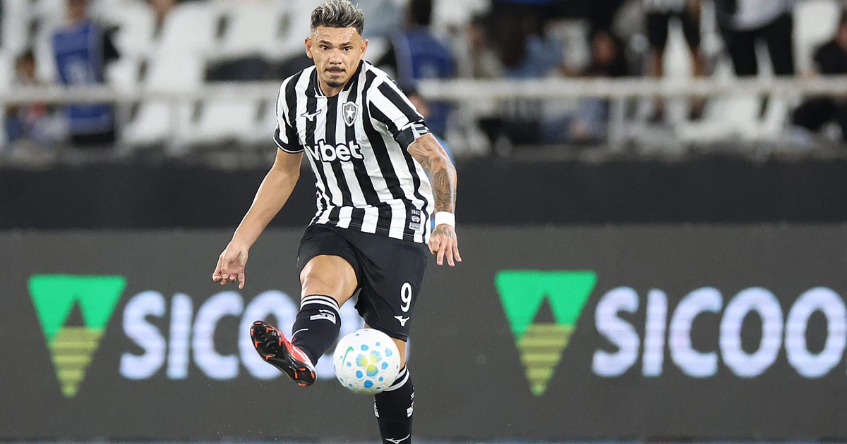 Botafogo busca recondicionamento físico de Tiquinho Soares e aguarda Matheus Martins