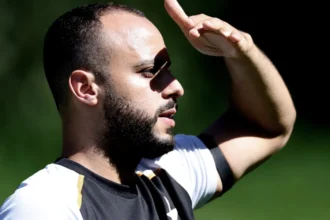 Botafogo condiciona saída de Arthur Cabral à contratação de um novo centroavante