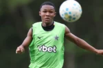 Botafogo estende contrato de Juninho até 2029 com reajuste salarial