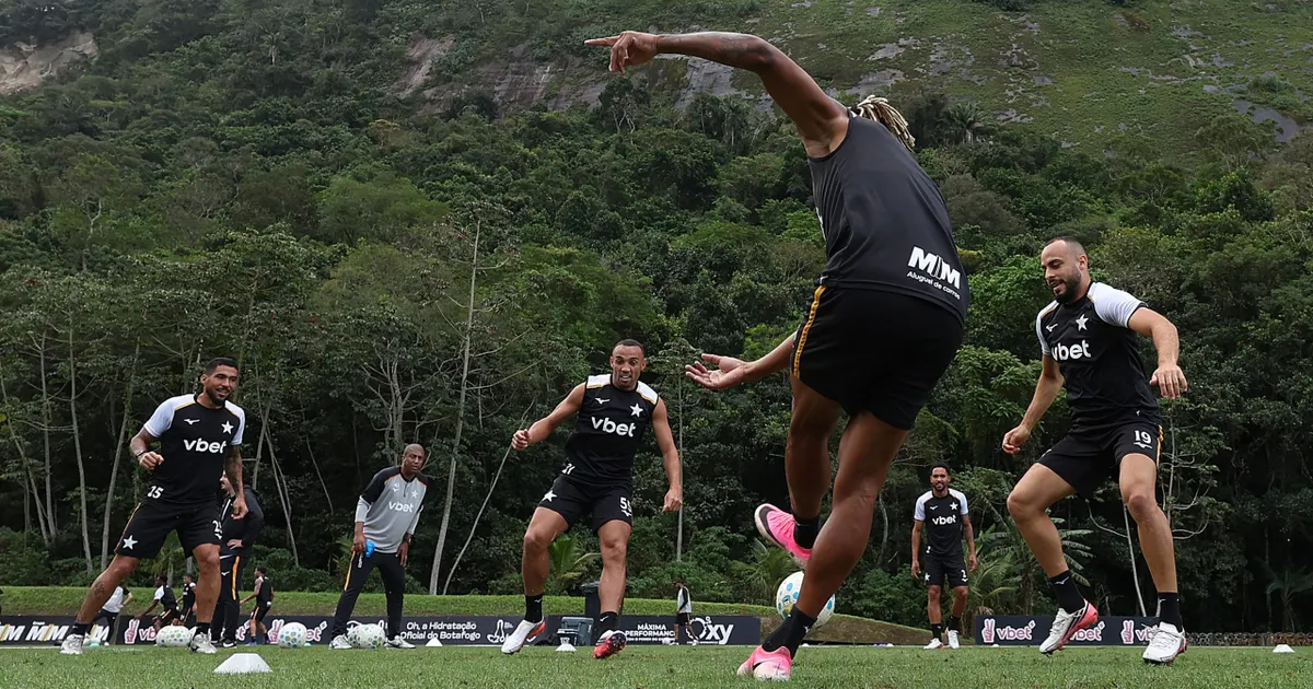 Botafogo mantém cautela e vê cenário difícil para contratação de ponta-esquerda