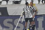 Botafogo vence Grêmio em partida movimentada e encerra jejum com Tite presente
