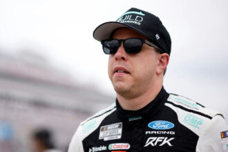 Brad Keselowski confirma saída da RFK Racing ao final da temporada 2026