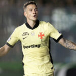 Bruno Duarte destaca união do elenco após goleada do Vasco sobre o Coritiba