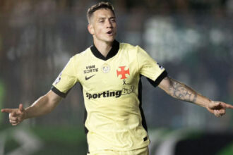 Bruno Duarte destaca união do elenco após goleada do Vasco sobre o Coritiba