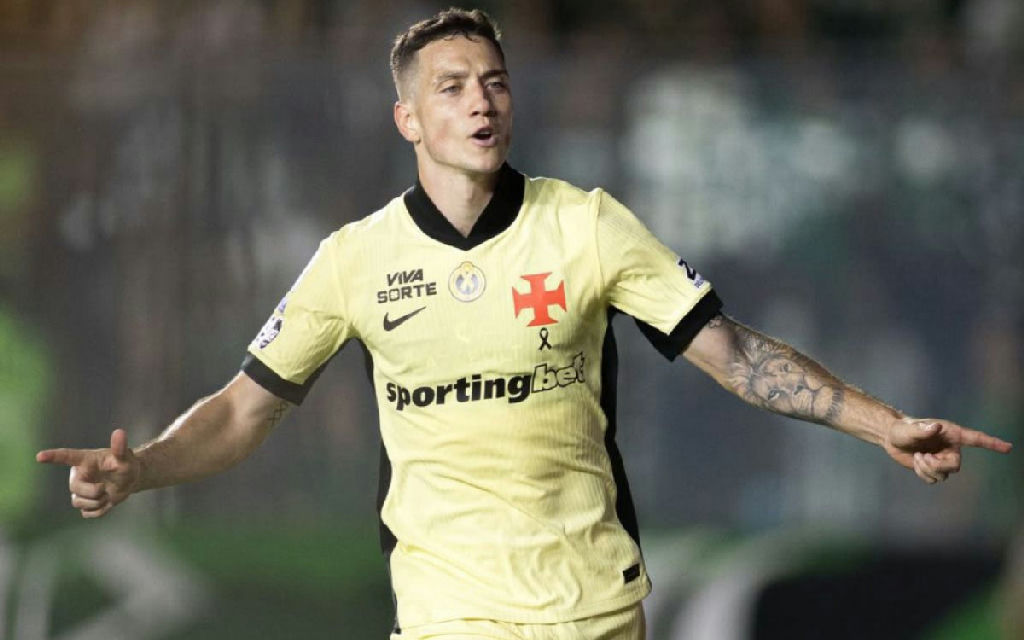 Bruno Duarte destaca união do elenco após goleada do Vasco sobre o Coritiba
