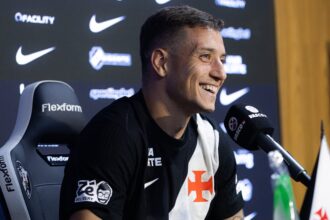 Bruno Duarte projeta estreia pelo Vasco em clássico decisivo contra o Fluminense