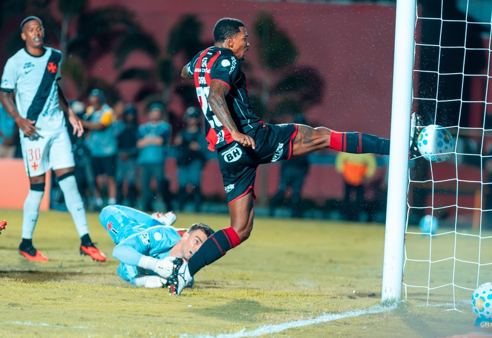 Cacá lamenta eliminação do Vitória na Copa do Brasil após derrota para o Vasco