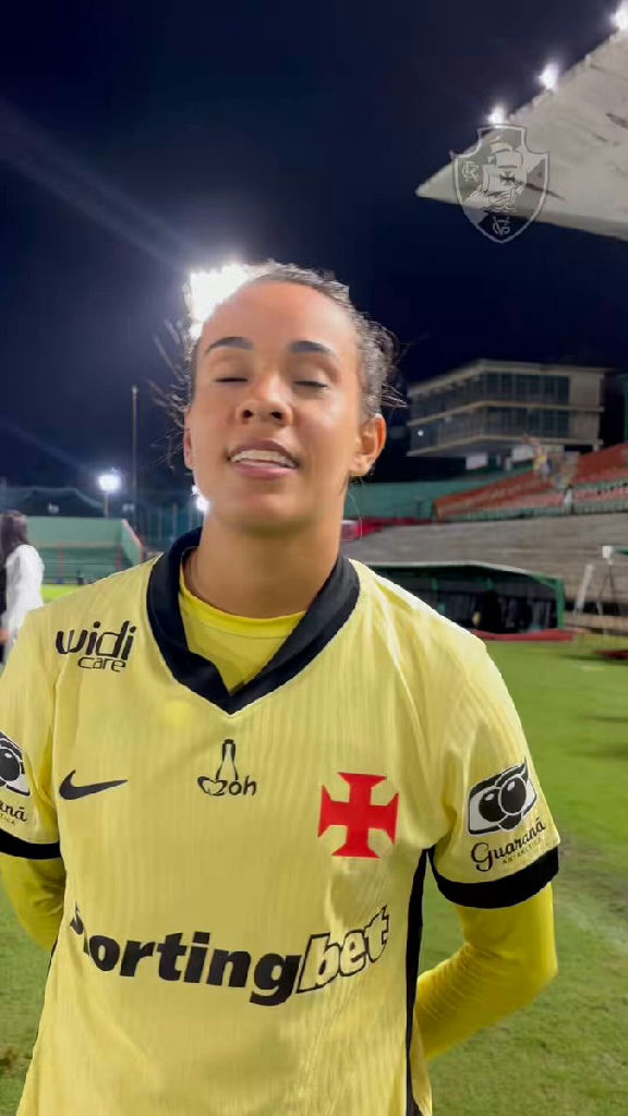 Carolzinha celebra vaga do Vasco na final do Brasileiro a2