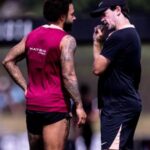 Casagrande aponta racha no elenco do Corinthians devido a tratamento de Memphis