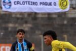 Cascavel protesta contra Grêmio com faixa de caloteiro em jogo da base