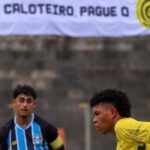 Cascavel protesta contra Grêmio com faixa de caloteiro em jogo da base