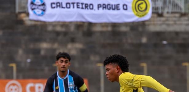 Cascavel protesta contra Grêmio com faixa de caloteiro em jogo da base