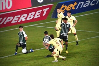 Cazétv viraliza com edição musical em goleada histórica do Vasco sobre o Coritiba