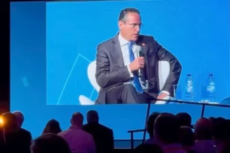 CEO global da Shell revela torcida pelo Botafogo durante evento no Rio