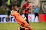 Clima tenso no Atlético-go após clássico com bate-boca público entre Paulo Vítor e Adson Batista