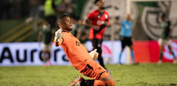 Clima tenso no Atlético-go após clássico com bate-boca público entre Paulo Vítor e Adson Batista