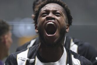 Clubes brasileiros reduzem investimentos em contratações e registram queda de R$ 431 milhões