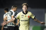 Colidio celebra gol decisivo pelo Vasco em vitória sobre o Coritiba