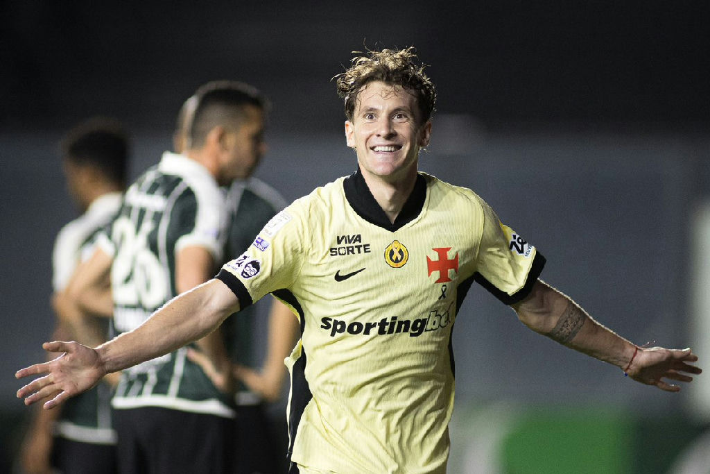Colidio celebra gol decisivo pelo Vasco em vitória sobre o Coritiba