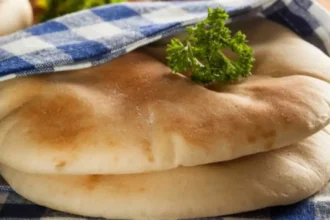 Como fazer pão sírio caseiro macio e prático diretamente na frigideira