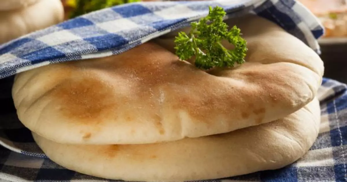 Como fazer pão sírio caseiro macio e prático diretamente na frigideira