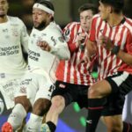 Conmebol é acionada pelo Estudiantes para punir Memphis Depay por gesto obsceno na Libertadores