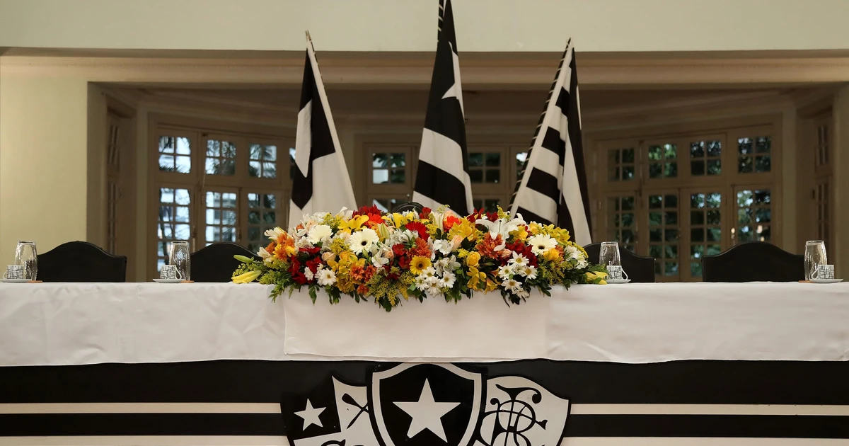 Conselheiros do Botafogo questionam gestão e postura de Alberto Macedo