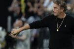 Conselho do Santos sustenta Cuca no cargo apesar da pressão crescente da torcida