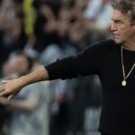 Conselho do Santos sustenta Cuca no cargo apesar da pressão crescente da torcida