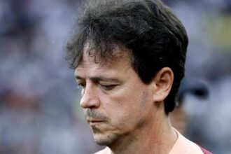 Corinthians acumula seis derrotas consecutivas e Fernando Diniz enfrenta pressão